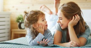 Ο τρόπος με τον οποίο μιλάμε στα παιδιά μας έχει σημαντικό αντίκτυπο στη μάθηση και την ικανότητά τους να μας ακούνε.