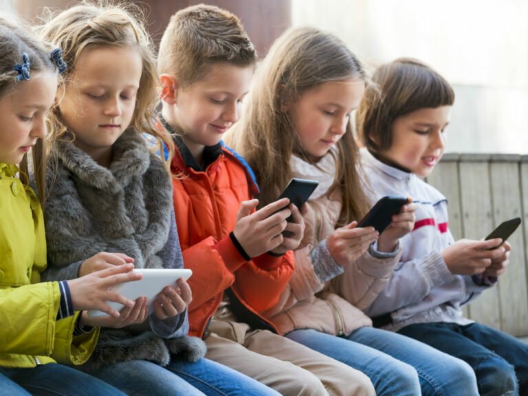 Κινητά και social media: Αν δεν μπορείτε να τα αποφύγετε, μάθετε στο παιδί σας να τα χρησιμοποιεί σωστά!