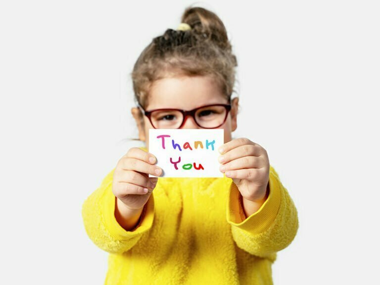 «Πες ευχαριστώ!», λέμε συχνά στα παιδιά… Σωστό ή λάθος;